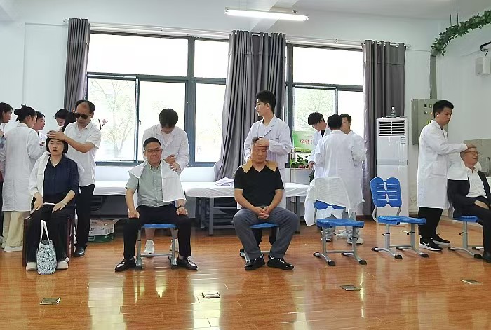 图为爱心企业和社会人士体验我校按摩专业服务