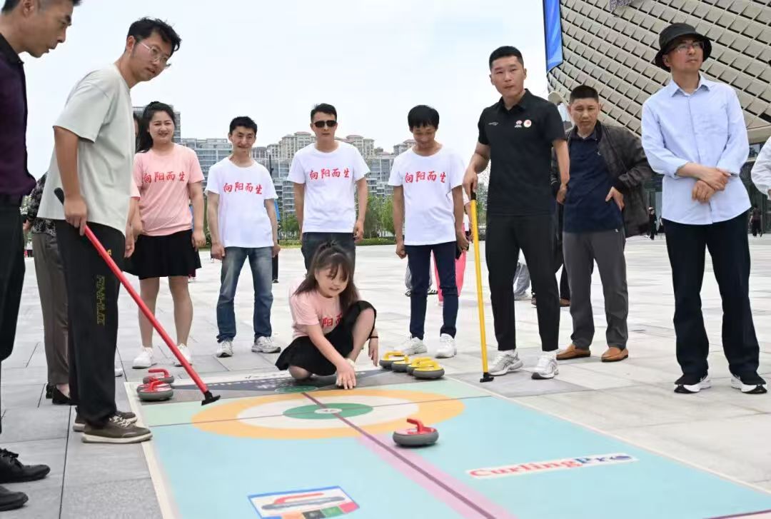 图为残疾人正在参加趣味运动