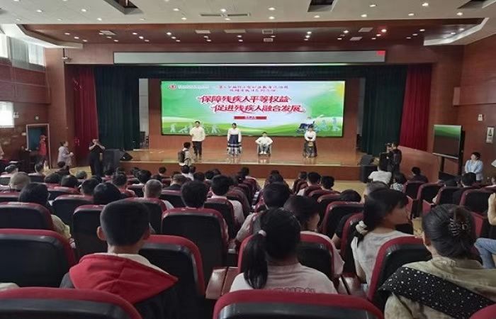 图为爱心捐赠前暖场演出